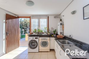 Casa à venda com 379m², 4 dormitórios, 2 suítes, 5 vagas, no bairro Ipanema em Porto Alegre