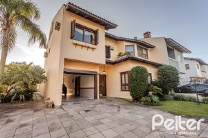 Casa à venda com 379m², 4 dormitórios, 2 suítes, 5 vagas, no bairro Ipanema em Porto Alegre