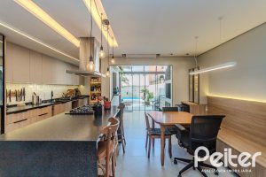 Casa à venda com 190m², 3 dormitórios, 1 suíte, 3 vagas, no bairro Ipanema em Porto Alegre
