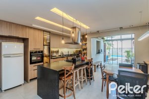 Casa à venda com 190m², 3 dormitórios, 1 suíte, 3 vagas, no bairro Ipanema em Porto Alegre