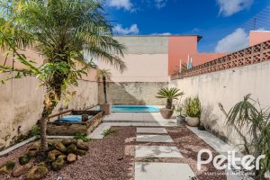 Casa à venda com 190m², 3 dormitórios, 1 suíte, 3 vagas, no bairro Ipanema em Porto Alegre