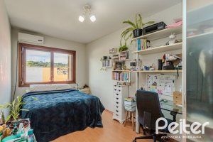 Casa à venda com 190m², 3 dormitórios, 1 suíte, 3 vagas, no bairro Ipanema em Porto Alegre
