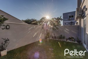 Casa em Condomínio à venda com 208m², 3 dormitórios, 1 suíte, 2 vagas, no bairro Tristeza em Porto Alegre
