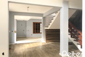 Casa à venda com 286m², 4 dormitórios, 1 suíte, 2 vagas, no bairro Tristeza em Porto Alegre