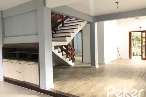 Casa à venda com 286m², 4 dormitórios, 1 suíte, 2 vagas, no bairro Tristeza em Porto Alegre