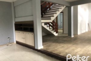 Casa à venda com 286m², 4 dormitórios, 1 suíte, 2 vagas, no bairro Tristeza em Porto Alegre