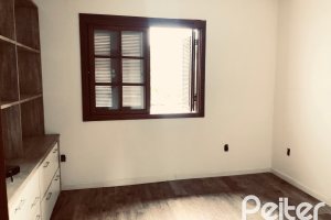 Casa à venda com 286m², 4 dormitórios, 1 suíte, 2 vagas, no bairro Tristeza em Porto Alegre