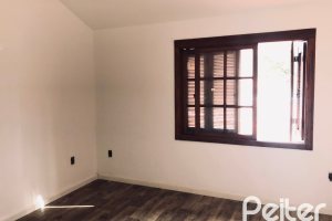Casa à venda com 286m², 4 dormitórios, 1 suíte, 2 vagas, no bairro Tristeza em Porto Alegre