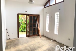 Casa à venda com 286m², 4 dormitórios, 1 suíte, 2 vagas, no bairro Tristeza em Porto Alegre