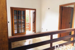 Casa à venda com 286m², 4 dormitórios, 1 suíte, 2 vagas, no bairro Tristeza em Porto Alegre