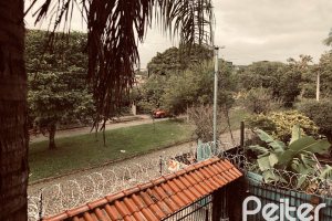 Casa à venda com 286m², 4 dormitórios, 1 suíte, 2 vagas, no bairro Tristeza em Porto Alegre