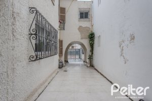 Casa à venda com 280m², 4 dormitórios, 2 suítes, 6 vagas, no bairro Cidade Baixa em Porto Alegre