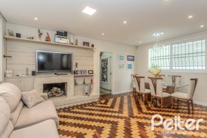 Casa à venda com 280m², 4 dormitórios, 2 suítes, 6 vagas, no bairro Cidade Baixa em Porto Alegre