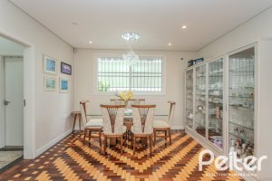 Casa à venda com 280m², 4 dormitórios, 2 suítes, 6 vagas, no bairro Cidade Baixa em Porto Alegre