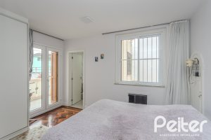 Casa à venda com 280m², 4 dormitórios, 2 suítes, 6 vagas, no bairro Cidade Baixa em Porto Alegre