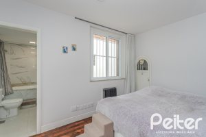 Casa à venda com 280m², 4 dormitórios, 2 suítes, 6 vagas, no bairro Cidade Baixa em Porto Alegre
