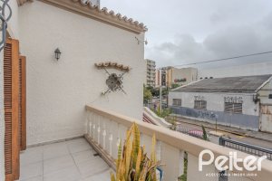 Casa à venda com 280m², 4 dormitórios, 2 suítes, 6 vagas, no bairro Cidade Baixa em Porto Alegre