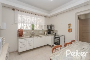 Casa à venda com 280m², 4 dormitórios, 2 suítes, 6 vagas, no bairro Cidade Baixa em Porto Alegre