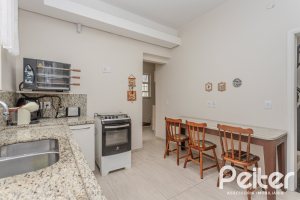 Casa à venda com 280m², 4 dormitórios, 2 suítes, 6 vagas, no bairro Cidade Baixa em Porto Alegre