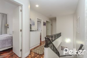 Casa à venda com 280m², 4 dormitórios, 2 suítes, 6 vagas, no bairro Cidade Baixa em Porto Alegre