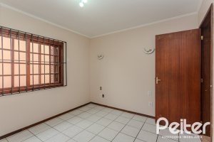 Casa à venda com 396m², 4 dormitórios, 1 suíte, 5 vagas, no bairro Tristeza em Porto Alegre