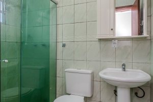 Casa à venda com 396m², 4 dormitórios, 1 suíte, 5 vagas, no bairro Tristeza em Porto Alegre