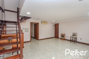 Casa à venda com 396m², 4 dormitórios, 1 suíte, 5 vagas, no bairro Tristeza em Porto Alegre