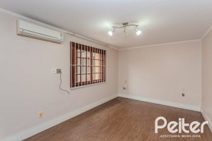 Casa à venda com 396m², 4 dormitórios, 1 suíte, 5 vagas, no bairro Tristeza em Porto Alegre