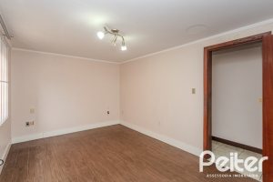 Casa à venda com 396m², 4 dormitórios, 1 suíte, 5 vagas, no bairro Tristeza em Porto Alegre