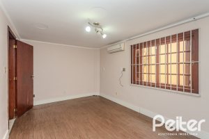 Casa à venda com 396m², 4 dormitórios, 1 suíte, 5 vagas, no bairro Tristeza em Porto Alegre