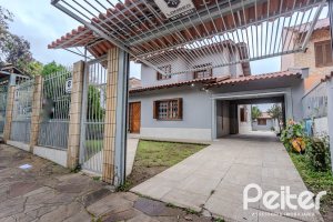 Casa à venda com 396m², 4 dormitórios, 1 suíte, 5 vagas, no bairro Tristeza em Porto Alegre