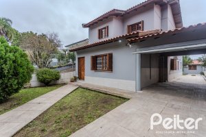 Casa à venda com 396m², 4 dormitórios, 1 suíte, 5 vagas, no bairro Tristeza em Porto Alegre