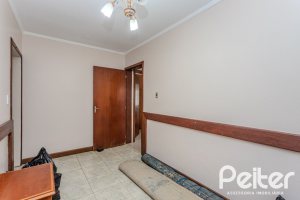 Casa à venda com 396m², 4 dormitórios, 1 suíte, 5 vagas, no bairro Tristeza em Porto Alegre