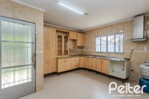 Casa à venda com 396m², 4 dormitórios, 1 suíte, 5 vagas, no bairro Tristeza em Porto Alegre