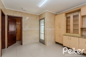 Casa à venda com 396m², 4 dormitórios, 1 suíte, 5 vagas, no bairro Tristeza em Porto Alegre