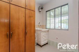Casa à venda com 396m², 4 dormitórios, 1 suíte, 5 vagas, no bairro Tristeza em Porto Alegre