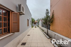 Casa à venda com 396m², 4 dormitórios, 1 suíte, 5 vagas, no bairro Tristeza em Porto Alegre