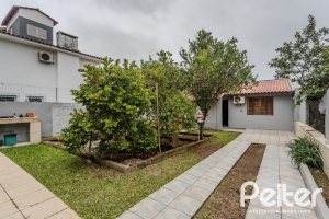 Casa à venda com 396m², 4 dormitórios, 1 suíte, 5 vagas, no bairro Tristeza em Porto Alegre