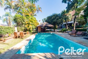 Casa à venda com 433m², 4 dormitórios, 1 suíte, 8 vagas, no bairro Vila Assunção em Porto Alegre