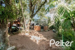 Casa à venda com 433m², 4 dormitórios, 1 suíte, 8 vagas, no bairro Vila Assunção em Porto Alegre