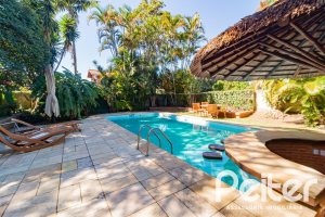 Casa à venda com 433m², 4 dormitórios, 1 suíte, 8 vagas, no bairro Vila Assunção em Porto Alegre