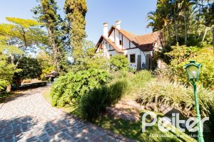 Casa à venda com 433m², 4 dormitórios, 1 suíte, 8 vagas, no bairro Vila Assunção em Porto Alegre