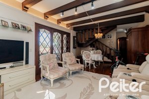 Casa à venda com 433m², 4 dormitórios, 1 suíte, 8 vagas, no bairro Vila Assunção em Porto Alegre