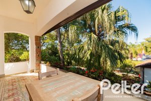 Casa à venda com 433m², 4 dormitórios, 1 suíte, 8 vagas, no bairro Vila Assunção em Porto Alegre