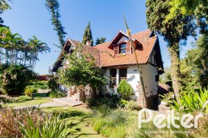 Casa à venda com 433m², 4 dormitórios, 1 suíte, 8 vagas, no bairro Vila Assunção em Porto Alegre