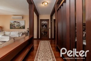 Casa à venda com 433m², 4 dormitórios, 1 suíte, 8 vagas, no bairro Vila Assunção em Porto Alegre