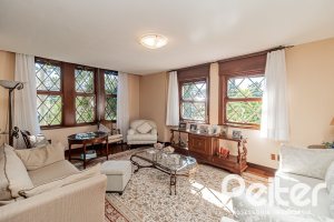 Casa à venda com 433m², 4 dormitórios, 1 suíte, 8 vagas, no bairro Vila Assunção em Porto Alegre