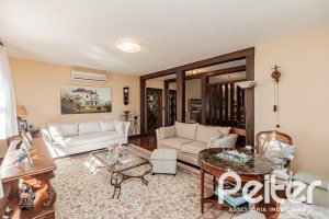 Casa à venda com 433m², 4 dormitórios, 1 suíte, 8 vagas, no bairro Vila Assunção em Porto Alegre