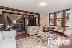 Casa à venda com 433m², 4 dormitórios, 1 suíte, 8 vagas, no bairro Vila Assunção em Porto Alegre