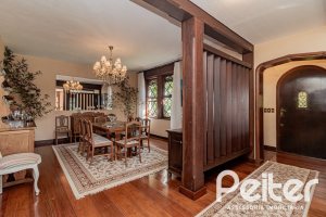 Casa à venda com 433m², 4 dormitórios, 1 suíte, 8 vagas, no bairro Vila Assunção em Porto Alegre